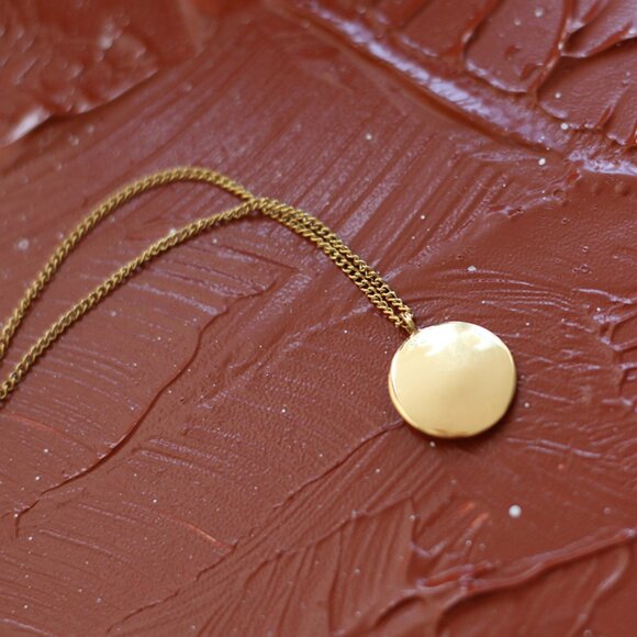 NEW 18K Gold Plated Textured Bee Round Pendant Necklace - Picture 11 of 11